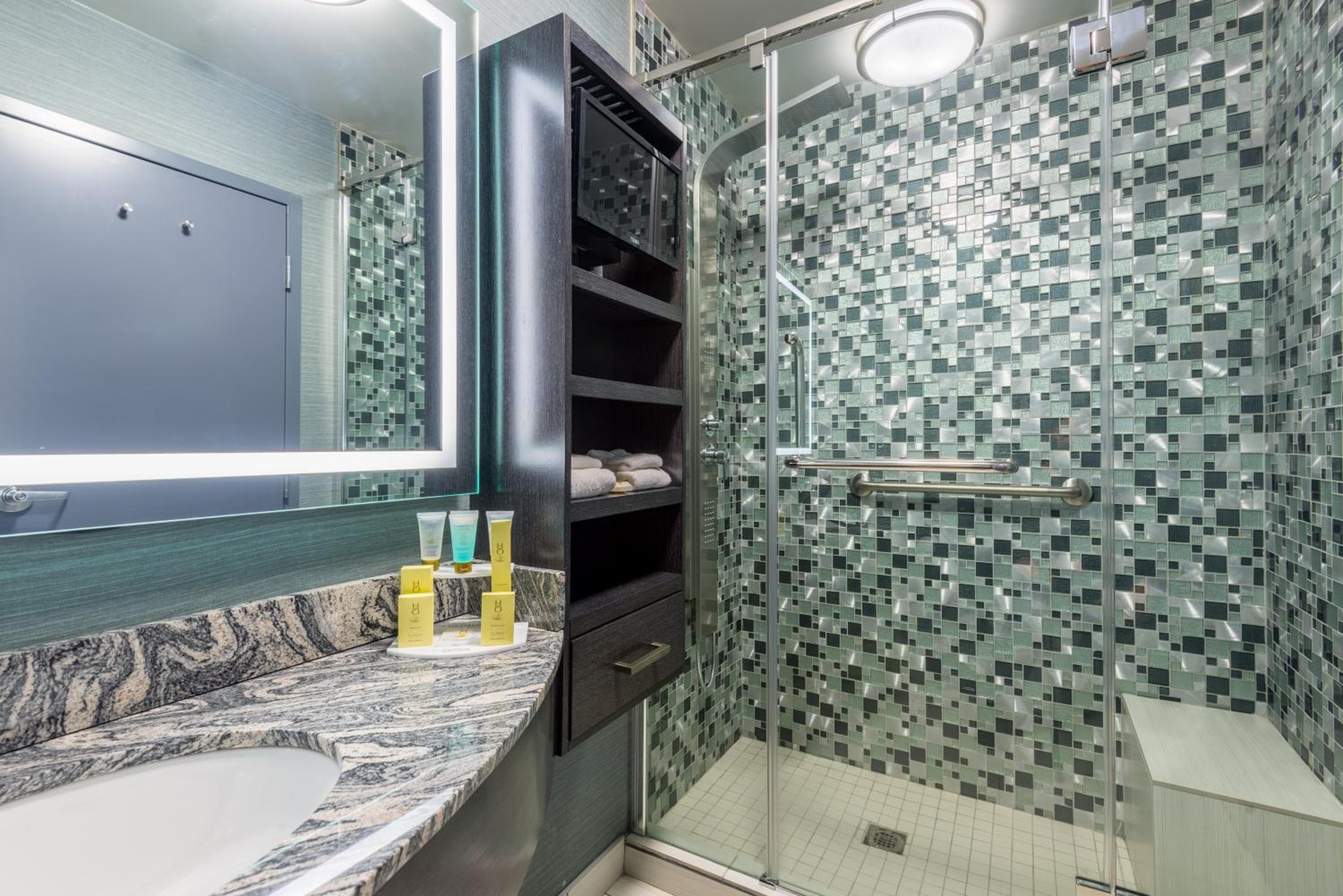 Applause Hotel Calgary Airport by CLIQUE