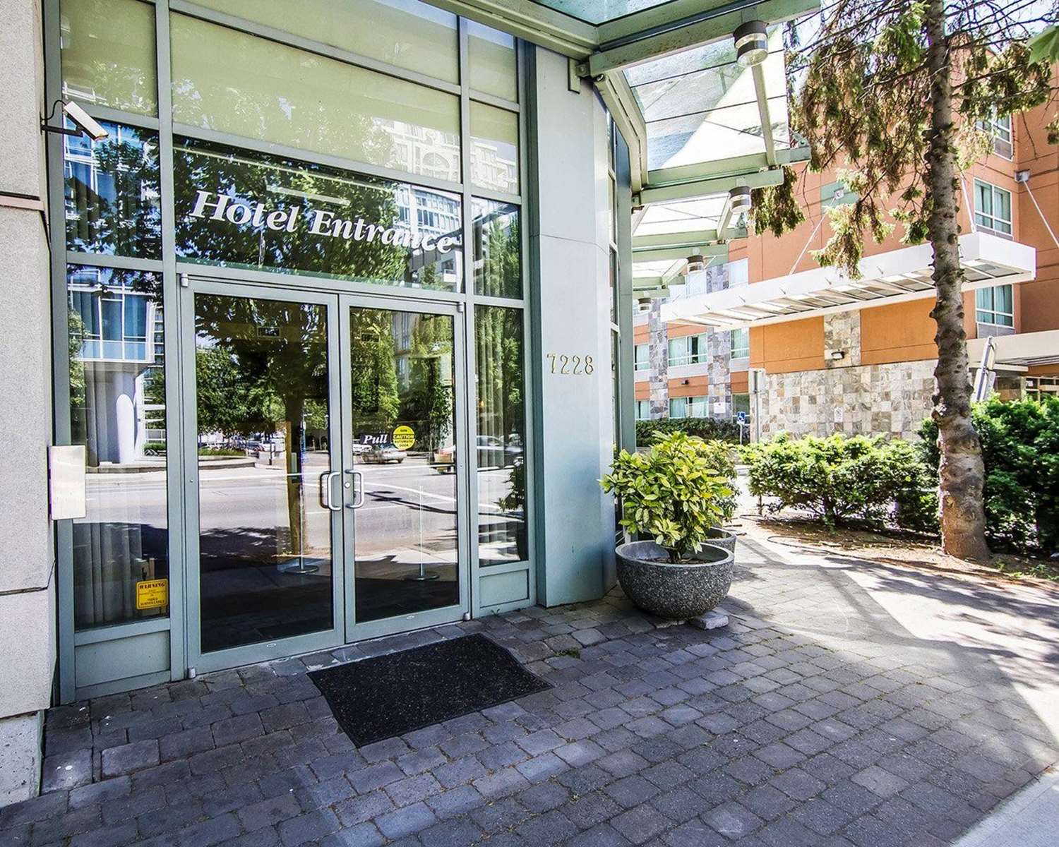 Comfort Hotel Vancouver Airport