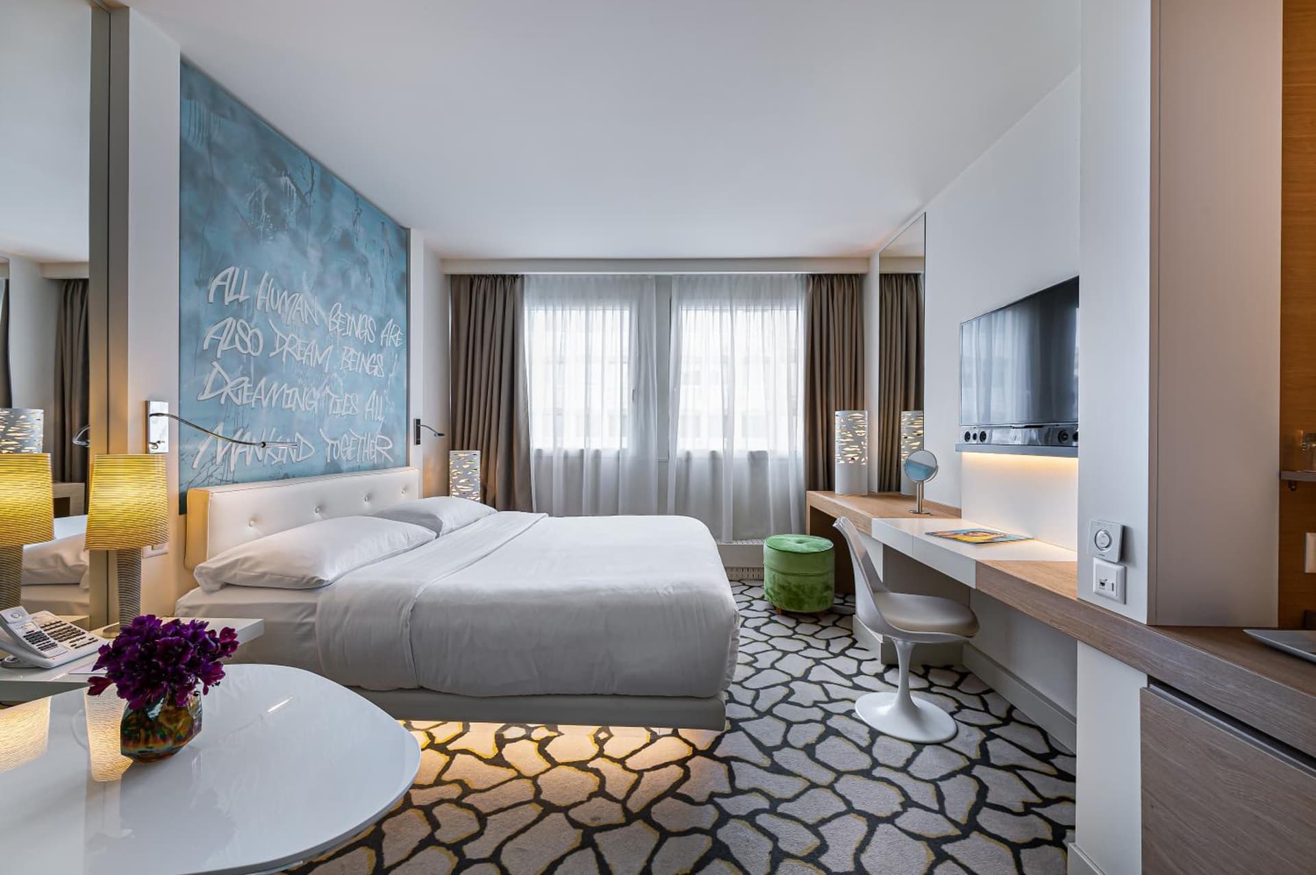 N’vY Manotel