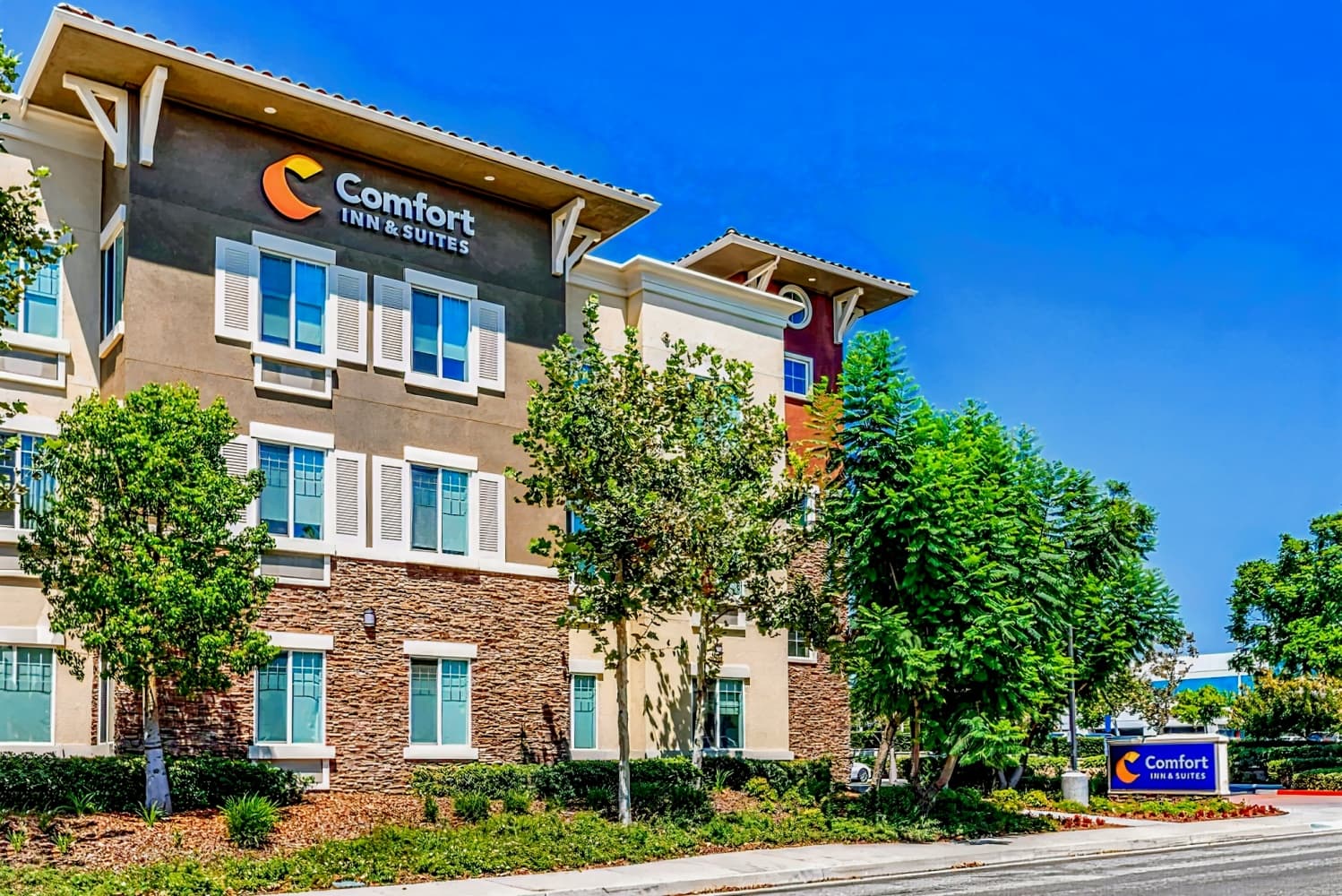 Comfort Inn & Suites Near Ontario Airport