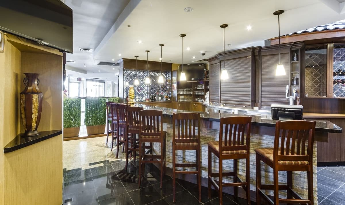 Monte Carlo Inn Airport Suites