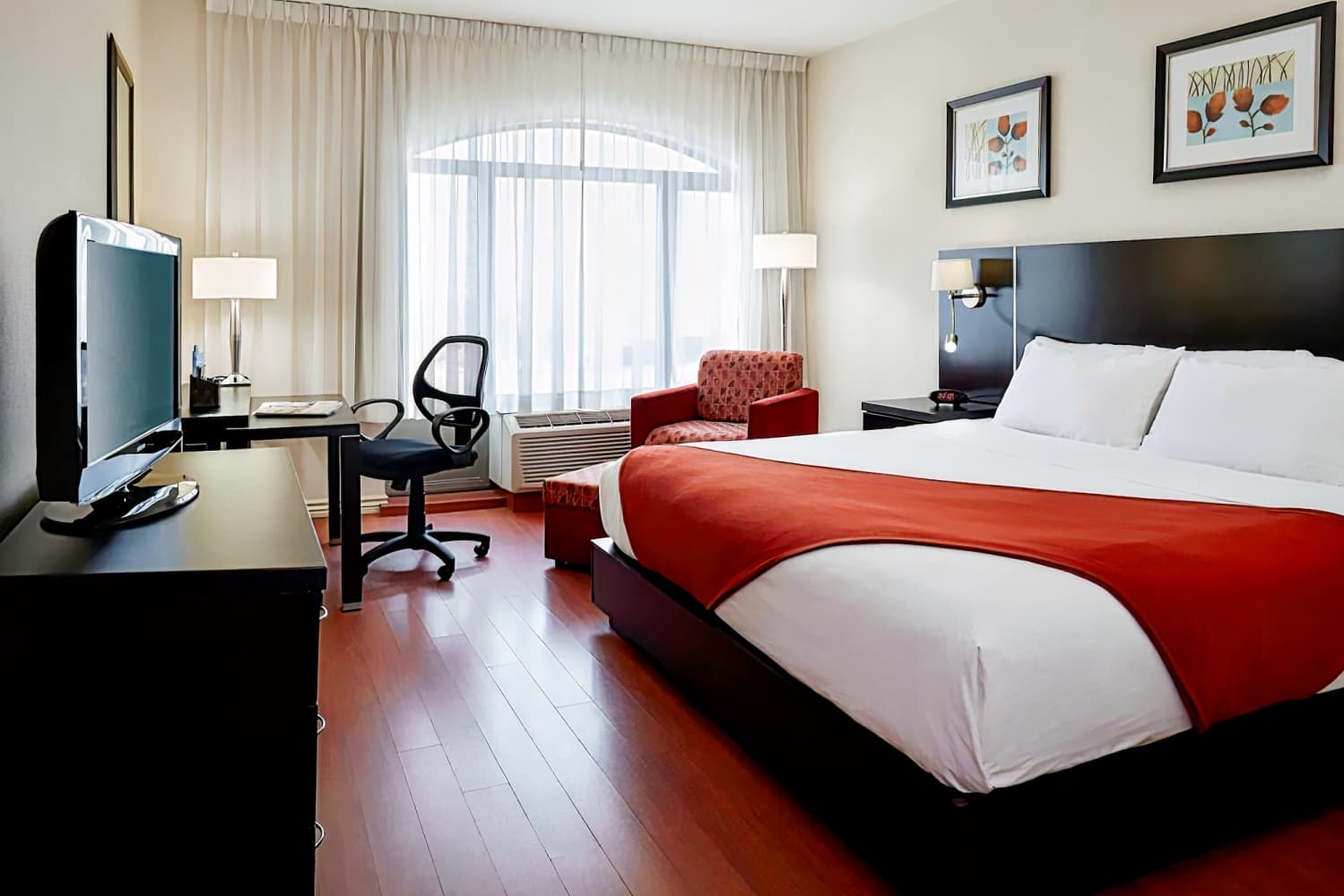 Holiday Inn & Suites, Montreal Airport