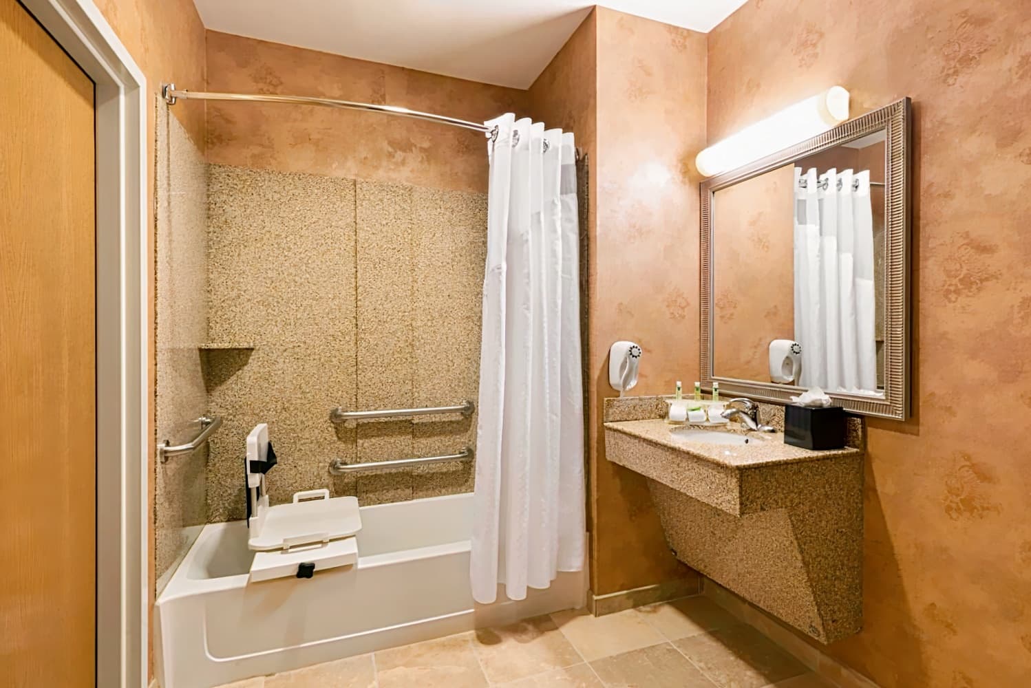 Holiday Inn Express & Suites Little Rock-West