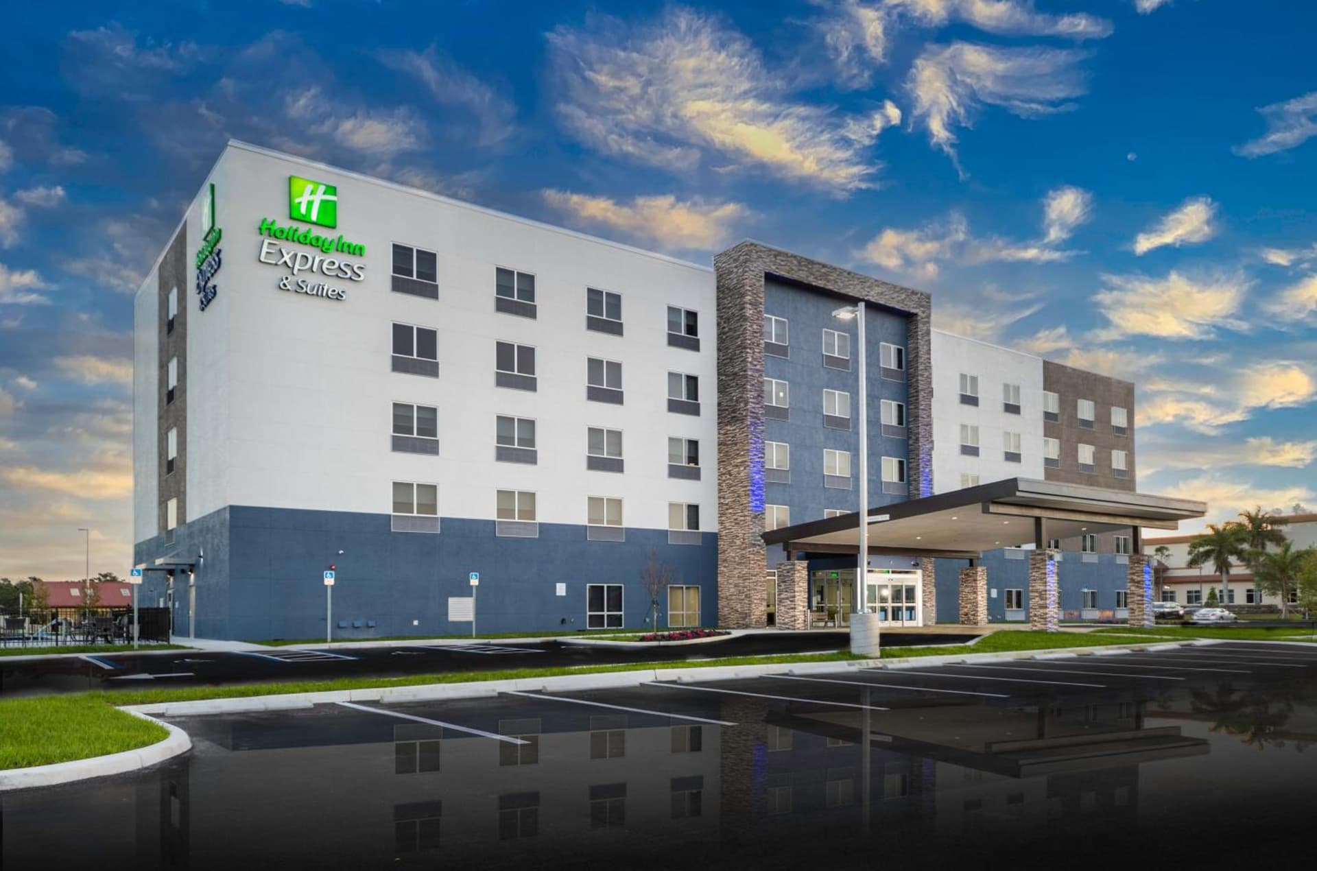 Holiday Inn Express & Suites - Fort Myers Airport