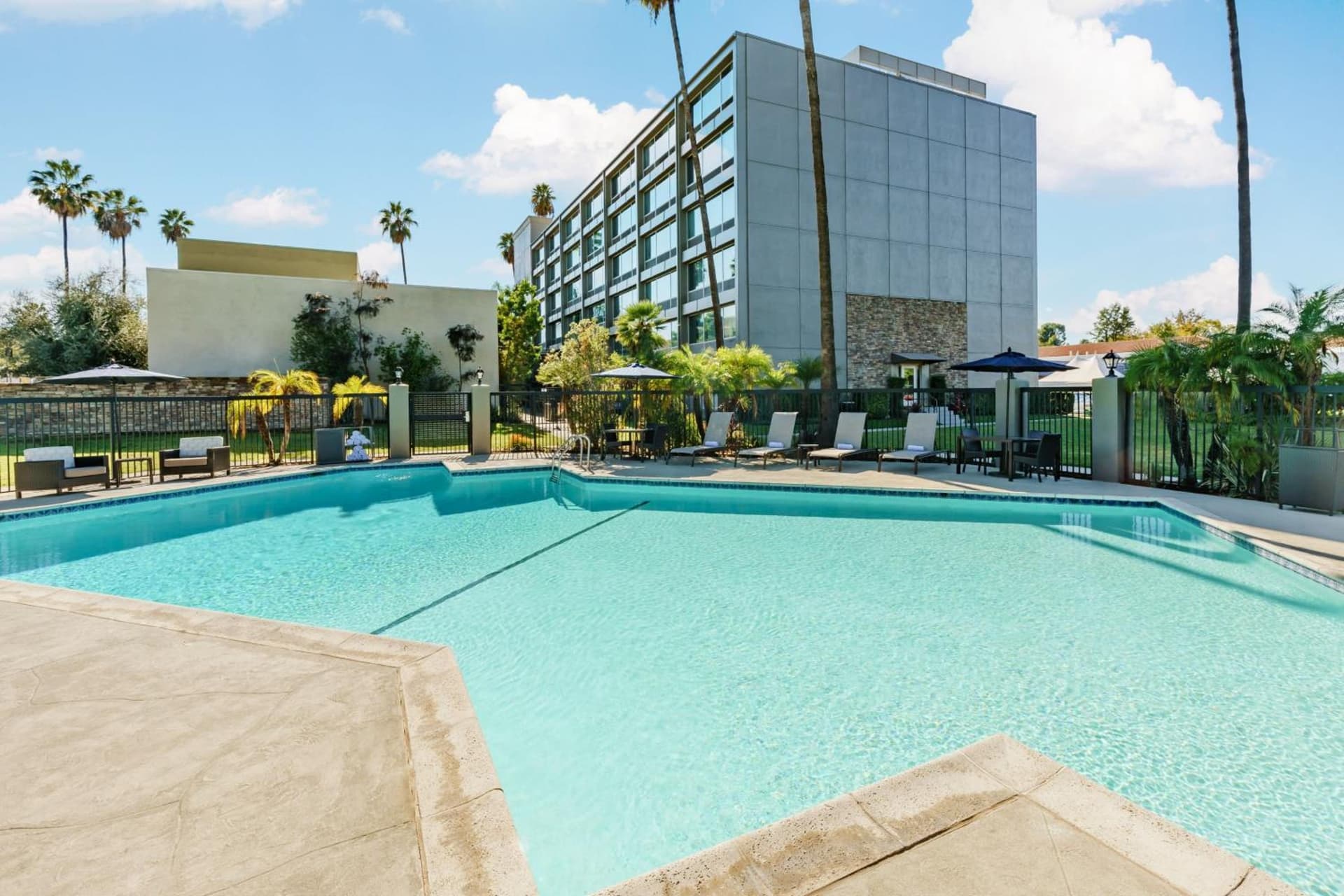 Courtyard by Marriott Los Angeles Woodland Hills