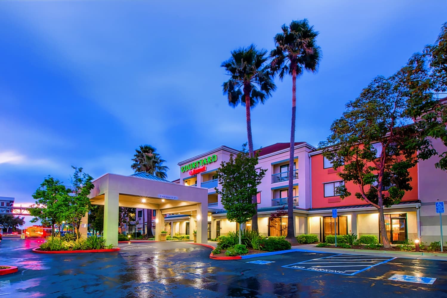 Courtyard by Marriott Oakland Airport