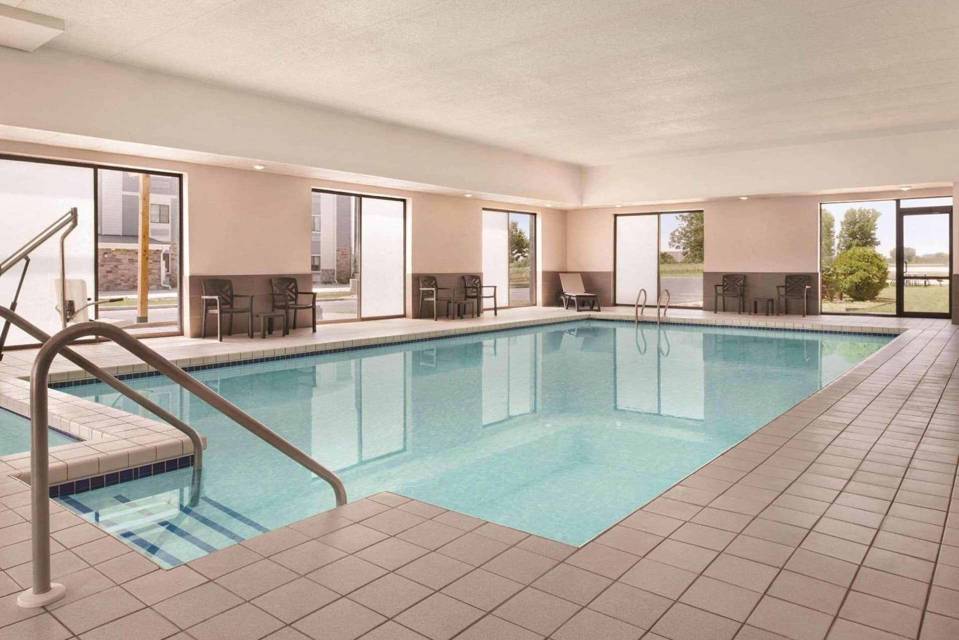 Country Inn & Suites by Radisson, Mt Pleasant-Racine West, WI