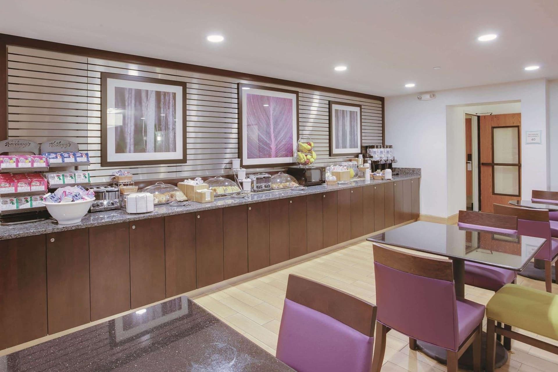 La Quinta Inn & Suites by Wyndham Detroit Metro Airport