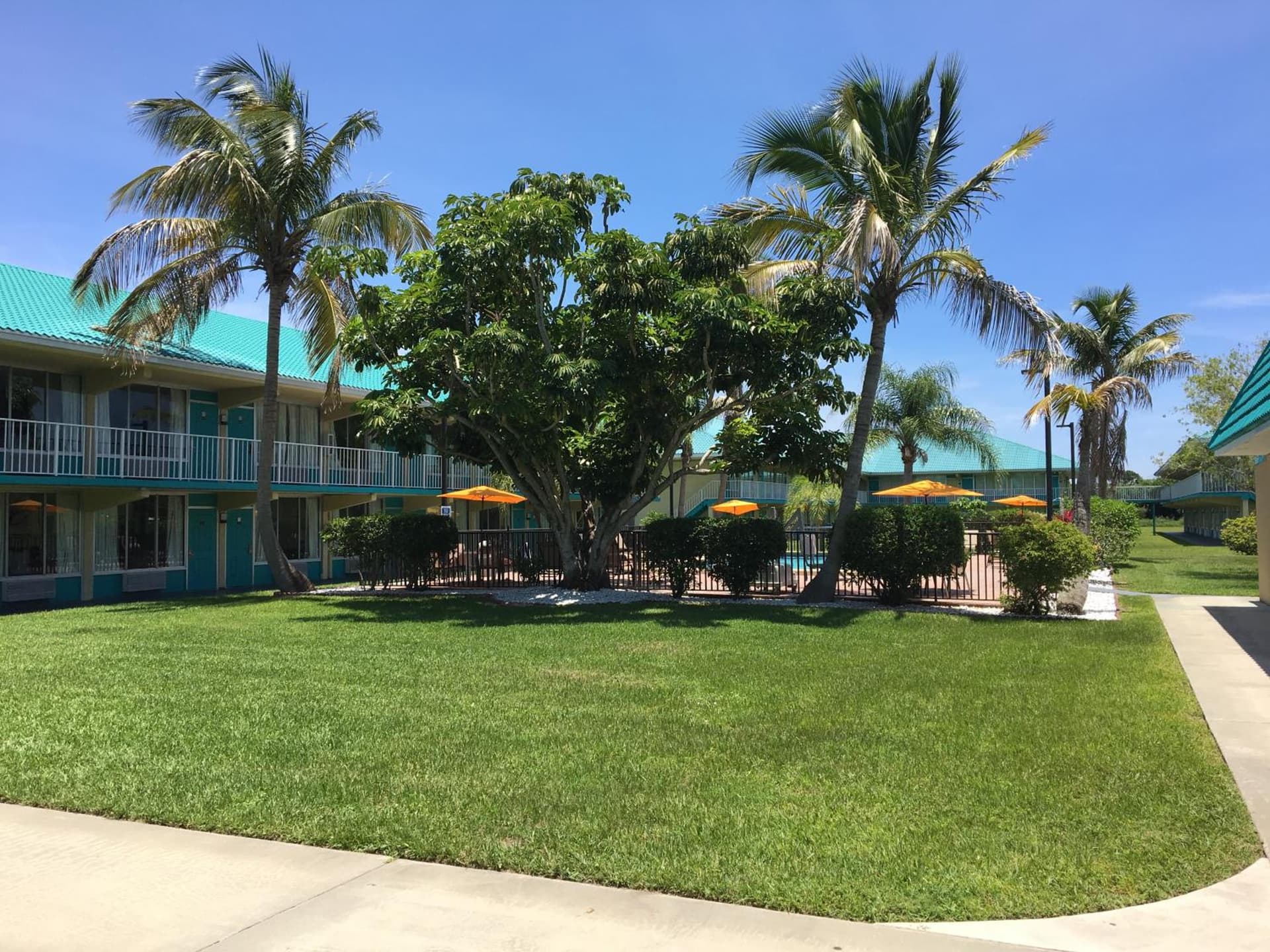 Days Inn & Suites by Wyndham Fort Pierce Midtown
