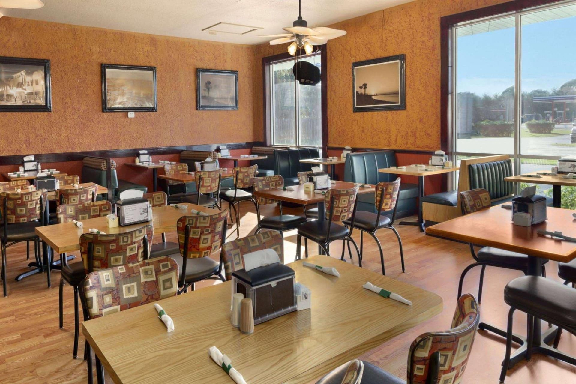 Days Inn & Suites by Wyndham Fort Pierce Midtown