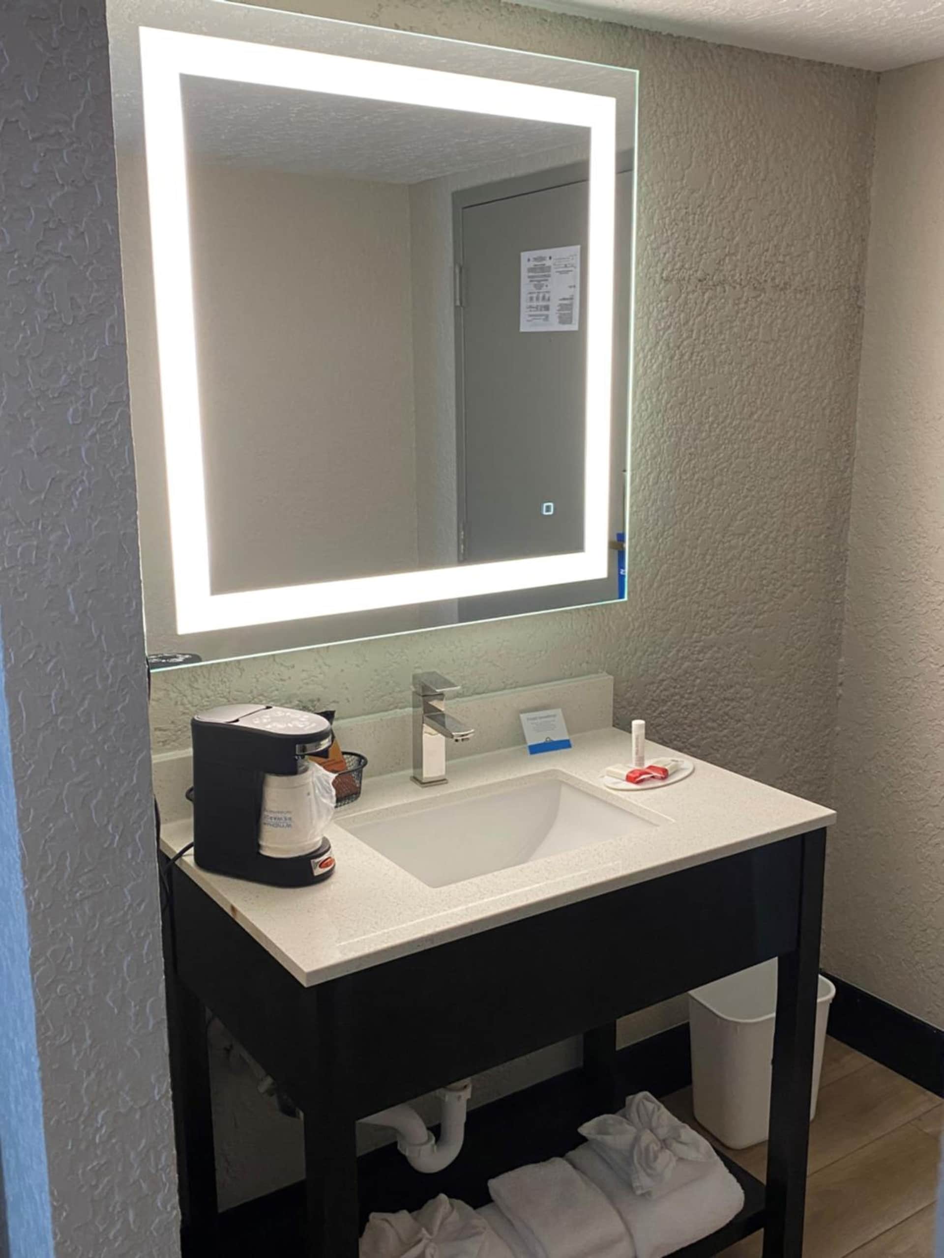 Days Inn & Suites by Wyndham Fort Pierce Midtown