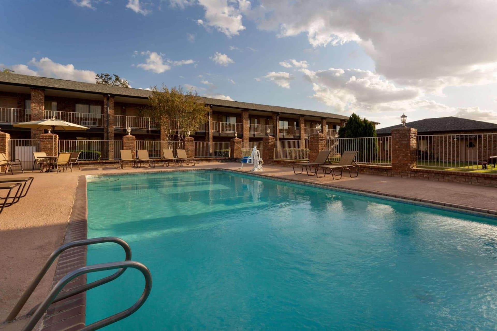 Super 8 by Wyndham Universal City