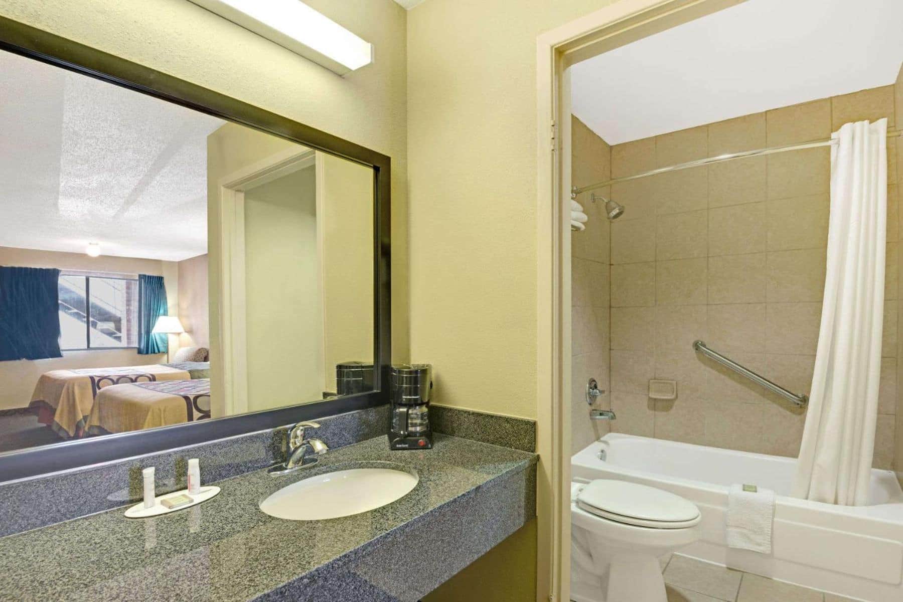 Super 8 by Wyndham Universal City