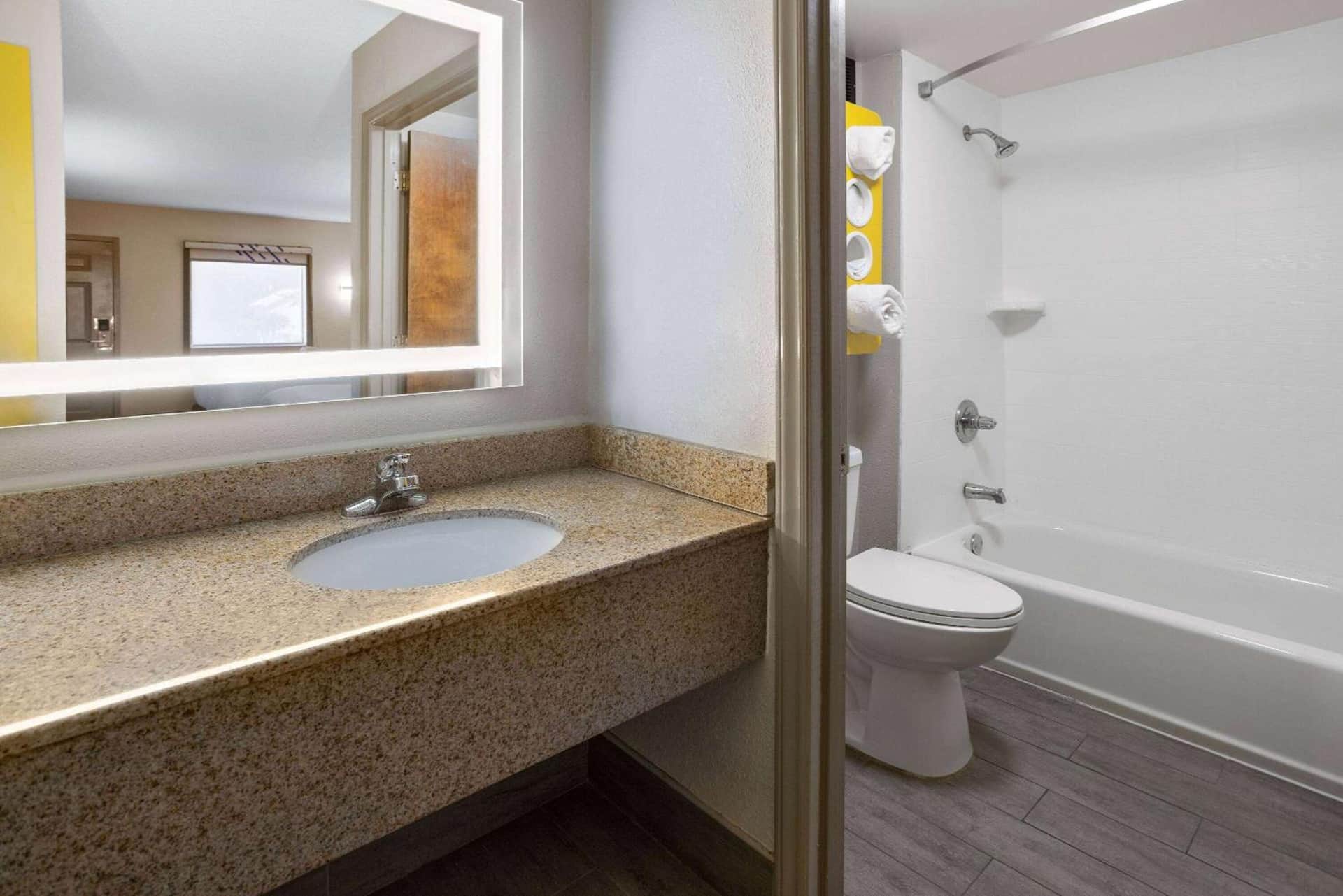 Days Inn by Wyndham Acworth
