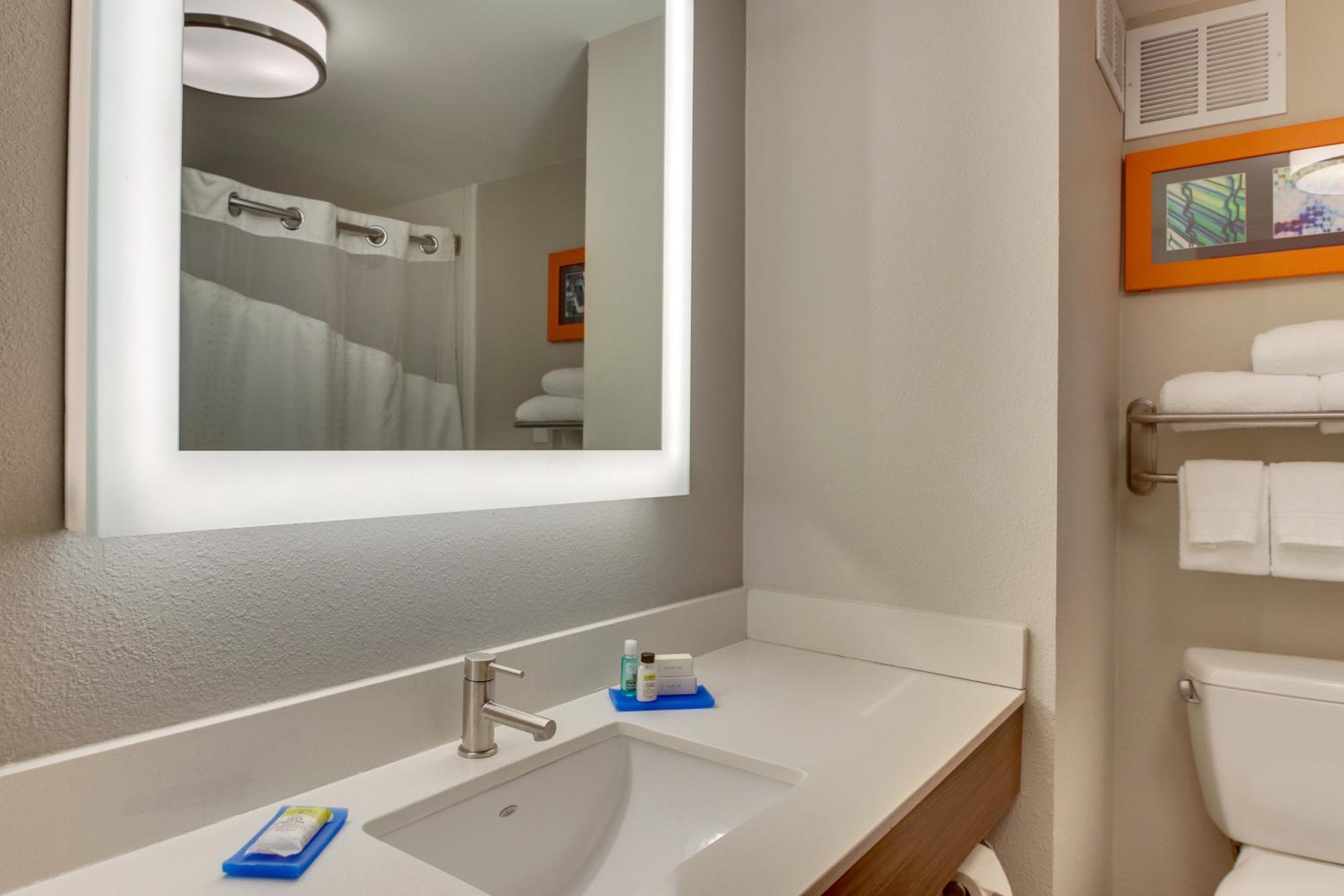 Holiday Inn Express & Suites Atlanta Perimeter Mall Hotel by IHG