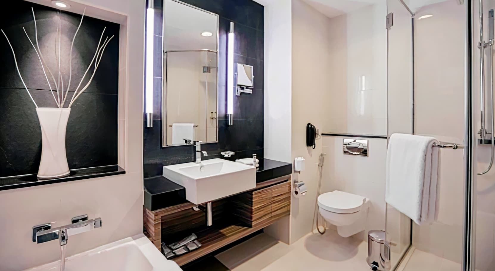 Pullman Dubai Jumeirah Lakes Towers - Hotel & Residence
