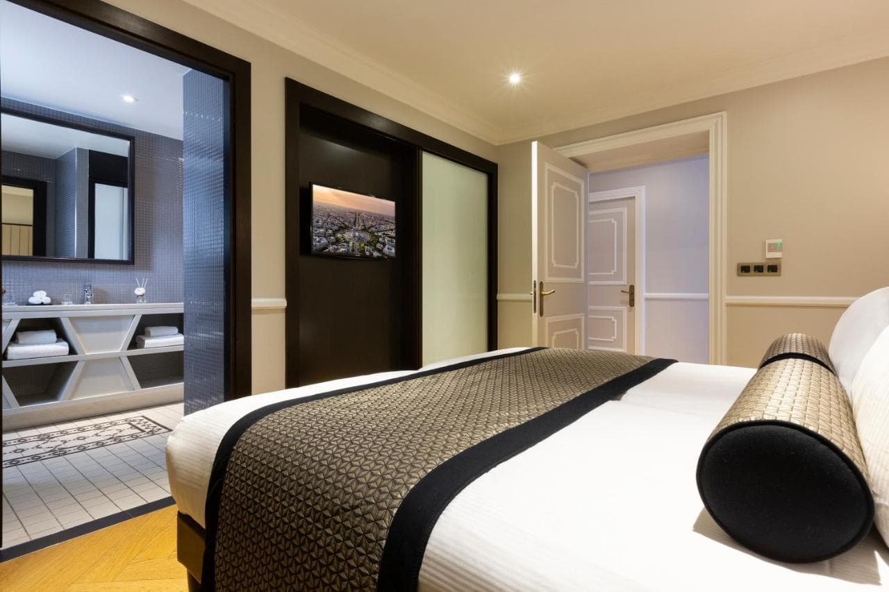 La Clef Tour Eiffel Paris by The Crest Collection